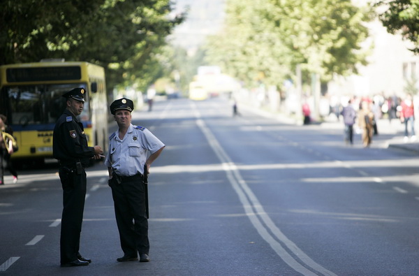 Sarajevo, 051009.
Nekoliko stotina navijaca FK Sarajeva i ostalih gradjana blokiralo je glavnu prometnicu u blizini Predsjednistva BiH u znak prosvjeda zbog ubojstva Vedrana Puljica, koji je ubijen u jucerasnjim krvavim neredima u Sirokom Brijegu.
Foto: Sarajevo, 051009.
Nekoliko stotina navijaca FK Sarajeva i ostalih gradjana blokiralo je glavnu prometnicu u blizini Predsjednistva BiH u znak prosvjeda zbog ubojstva Vedrana Puljica, koji je ubijen u jucerasnjim krvavim neredima u Sirokom Brijegu.
Foto: