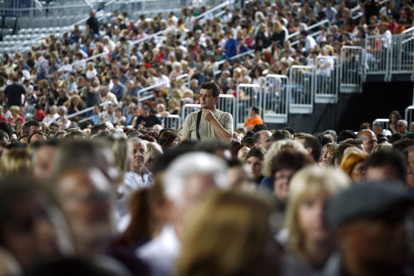 Zagreb, 010611.
Engleski pjevac Joe Cocker odrzao je veceras koncert u Areni Zagreb.
Na slici: publika.
Foto: Neja Markicevic / CROPIX