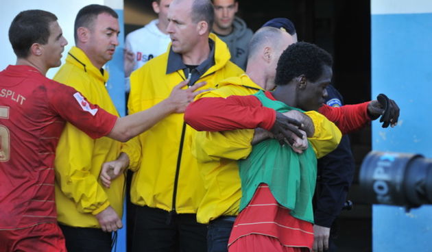 Zadar, 260513.
Stadion Stanovi.
Utakmica MAXtv 1. HNL izmedju Zadra i Splita. Nakon utakmice tamnoputi igrac Splita Belle je reagirao na rasisticke uvrede iz publike pa je doslo do naguravanja i tucnjave sa zastitarom.
Foto: Luka Gerlanc / CROPIX