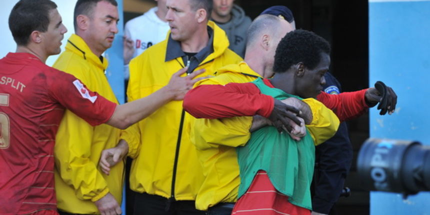 Zadar, 260513.
Stadion Stanovi.
Utakmica MAXtv 1. HNL izmedju Zadra i Splita. Nakon utakmice tamnoputi igrac Splita Belle je reagirao na rasisticke uvrede iz publike pa je doslo do naguravanja i tucnjave sa zastitarom.
Foto: Luka Gerlanc / CROPIX Zadar, 260513.
Stadion Stanovi.
Utakmica MAXtv 1. HNL izmedju Zadra i Splita. Nakon utakmice tamnoputi igrac Splita Belle je reagirao na rasisticke uvrede iz publike pa je doslo do naguravanja i tucnjave sa zastitarom.
Foto: Luka Gerlanc / CROPIX