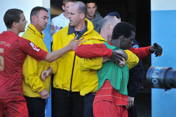 Zadar, 260513.
Stadion Stanovi.
Utakmica MAXtv 1. HNL izmedju Zadra i Splita. Nakon utakmice tamnoputi igrac Splita Belle je reagirao na rasisticke uvrede iz publike pa je doslo do naguravanja i tucnjave sa zastitarom.
Foto: Luka Gerlanc / CROPIX Zadar, 260513.
Stadion Stanovi.
Utakmica MAXtv 1. HNL izmedju Zadra i Splita. Nakon utakmice tamnoputi igrac Splita Belle je reagirao na rasisticke uvrede iz publike pa je doslo do naguravanja i tucnjave sa zastitarom.
Foto: Luka Gerlanc / CROPIX