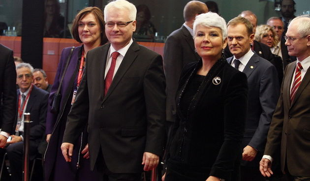 Bruxelles, 091211.
Hrvatska je potpisala Ugovor o pristupanju Europskoj uniji. Povijesni potpis u ime RH u Bruxellesu na pristupni ugovor  stavio je predsjednik Ivo Josipovic i predsjednica vlade Jadranka Kosor, a u ime EU-a, sefovi drzava ili vlada zemal