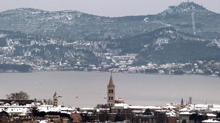 Zadar, 050212.
Zadarska snjezna prica traje vec treci dan. Zadar je i dalje prekriven bijelim pokrivacem, a gradjani nemaju vecih problema.
Na slici: detalj iz Zadra.
Foto: Jure Miskovic / CROPIX Zadar, 050212.
Zadarska snjezna prica traje vec treci dan. Zadar je i dalje prekriven bijelim pokrivacem, a gradjani nemaju vecih problema.
Na slici: detalj iz Zadra.
Foto: Jure Miskovic / CROPIX