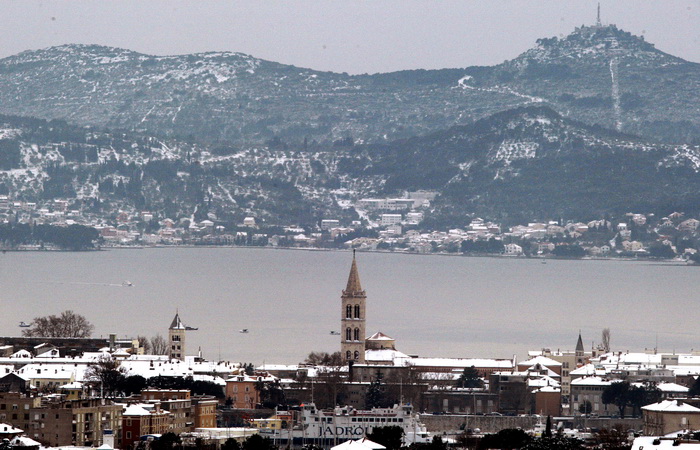 Zadar, 050212.
Zadarska snjezna prica traje vec treci dan. Zadar je i dalje prekriven bijelim pokrivacem, a gradjani nemaju vecih problema.
Na slici: detalj iz Zadra.
Foto: Jure Miskovic / CROPIX Zadar, 050212.
Zadarska snjezna prica traje vec treci dan. Zadar je i dalje prekriven bijelim pokrivacem, a gradjani nemaju vecih problema.
Na slici: detalj iz Zadra.
Foto: Jure Miskovic / CROPIX