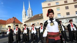 Zagreb: Počasna satnija Kravat pukovnije na Dolcu