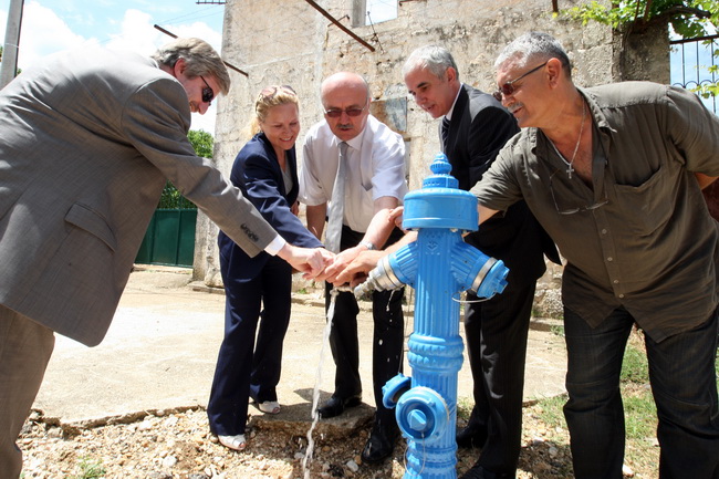 Zadar, 170610.
Danas je Ante Zupan ,gradonacelnik Obrovca u pretnji s zupanom  Zadarske zupanije Stipom Zrilicem i  vise gostiju te zupanijskih duznosnika svecano otvorio vise infrastrukturnih objekata.
Na fotografiji :   Ante Zupan (u sredini ) ,gradonac