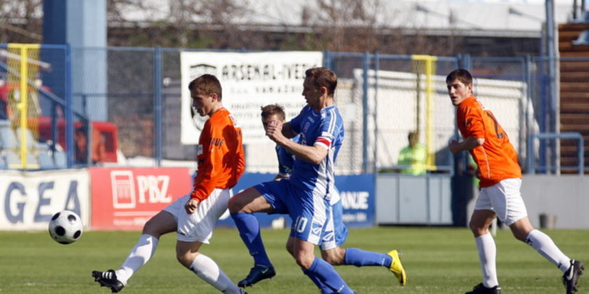 Varazdin, 070410.
Na nogometnom stadionu NK Varteks igra se druga utakmica polufinala Hrvatskog nogometnog kupa izmedju Varteksa(plavi) i Sibenika(narancasti).
Na slici u sredini kapetan Varteksa Miljenko Mumlek.
Foto: Andrej Svoger / Cropix Varazdin, 070410.
Na nogometnom stadionu NK Varteks igra se druga utakmica polufinala Hrvatskog nogometnog kupa izmedju Varteksa(plavi) i Sibenika(narancasti).
Na slici u sredini kapetan Varteksa Miljenko Mumlek.
Foto: Andrej Svoger / Cropix