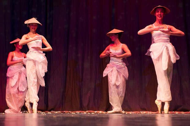 Plesna čestitka Zadarskog plesnog ansambla, Foto: Leo Banić Plesna čestitka Zadarskog plesnog ansambla, Foto: Leo Banić