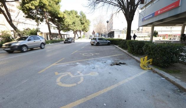 20.03.2016., Split – Na parkiralistu za invalide u Gundulicevoj ulici ispred poslovnice Zagrebacke banke izgorio je automobil. Policija je vozilo brzo uklonila. Photo: Ivo Cagalj/PIXSELL