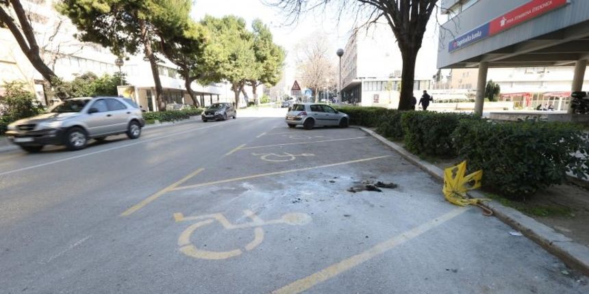 20.03.2016., Split – Na parkiralistu za invalide u Gundulicevoj ulici ispred poslovnice Zagrebacke banke izgorio je automobil. Policija je vozilo brzo uklonila. Photo: Ivo Cagalj/PIXSELL 20.03.2016., Split – Na parkiralistu za invalide u Gundulicevoj ulici ispred poslovnice Zagrebacke banke izgorio je automobil. Policija je vozilo brzo uklonila. Photo: Ivo Cagalj/PIXSELL
