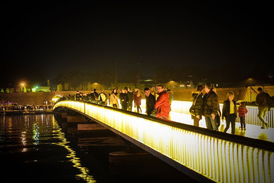 Zadrani oduševljeni hologramskim božićnim drvcem