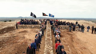 Skabrnja, 230313.
Na Razovljevoj glavici u Skabrnji, uz put koji ce prolaziti uokolo buducega Memorijalnog centra, jutros je izgradjen kriz u suhozidu. U gradnji kriza dimenzija 24 puta 15 metara, visine 80 centimetara te sirine jednog metra sudjelovalo j Skabrnja, 230313.
Na Razovljevoj glavici u Skabrnji, uz put koji ce prolaziti uokolo buducega Memorijalnog centra, jutros je izgradjen kriz u suhozidu. U gradnji kriza dimenzija 24 puta 15 metara, visine 80 centimetara te sirine jednog metra sudjelovalo j