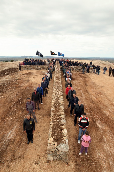 Skabrnja, 230313.
Na Razovljevoj glavici u Skabrnji, uz put koji ce prolaziti uokolo buducega Memorijalnog centra, jutros je izgradjen kriz u suhozidu. U gradnji kriza dimenzija 24 puta 15 metara, visine 80 centimetara te sirine jednog metra sudjelovalo j Skabrnja, 230313.
Na Razovljevoj glavici u Skabrnji, uz put koji ce prolaziti uokolo buducega Memorijalnog centra, jutros je izgradjen kriz u suhozidu. U gradnji kriza dimenzija 24 puta 15 metara, visine 80 centimetara te sirine jednog metra sudjelovalo j