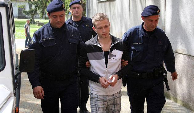 Slavonski Brod, 270413. Zupanijskom sucu za prekrsaje priveden je David Zupan koji je prije dva dana osobnim automobilom marke BMW udario tri petnaestogodisnje djevojcice.Sudac ce odluciti hoce li David biti zadrzan u jednomjesecnom pritvoru. Na slici: p