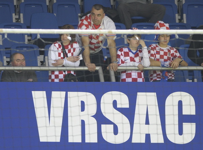 Vrsac, 160112.
Europsko prvenstvo u rukometu u Srbiji.
Prvo kolo, utakmica izmedju Hrvatske i Islanda.
Na slici: Hrvatski navijaci.
Foto: Drazen Aleksic / CROPIX Vrsac, 160112.
Europsko prvenstvo u rukometu u Srbiji.
Prvo kolo, utakmica izmedju Hrvatske i Islanda.
Na slici: Hrvatski navijaci.
Foto: Drazen Aleksic / CROPIX