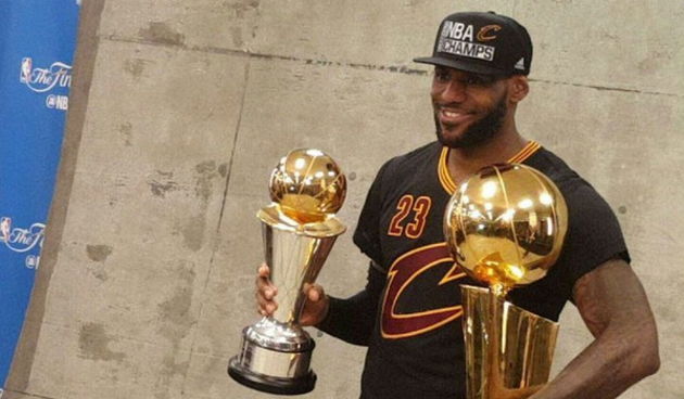 LeBron James MVP finala 2015/16.