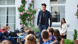 Kazališna udruga “Igrajmo se” predstavila je dramsku igru “Coffee to go” u atriju Gradske knjižnice Zadar