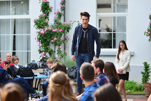 Kazališna udruga “Igrajmo se” predstavila je dramsku igru “Coffee to go” u atriju Gradske knjižnice Zadar