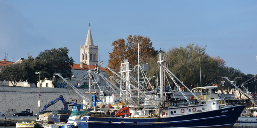 Zadar, 251112.
Jutros u 4:40 na ribarici Molo na vezu u zadarskoj luci kod zadarskog mosta izbio je pozar u komandnoj kabini. Nakon intervencije vatrogasaca u kabini je pronadjeno mrtvo tijelo muske osobe. Policija jos uvijek obavlja ocevid i o detaljima Zadar, 251112.
Jutros u 4:40 na ribarici Molo na vezu u zadarskoj luci kod zadarskog mosta izbio je pozar u komandnoj kabini. Nakon intervencije vatrogasaca u kabini je pronadjeno mrtvo tijelo muske osobe. Policija jos uvijek obavlja ocevid i o detaljima