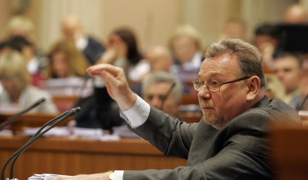Zagreb, 160610.
Sabor.
Sjednica Hrvatskog Sabora na kojoj bi zastupnici trebali izglasati promijenjeni Ustav.
Na fotografiji: Vladimir Seks, potpredsjednik Hrvatskog sabora.
Foto: Damjan Tadic / CROPIX
