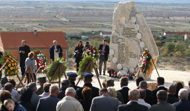Zadar, 191110. Mjestani nadina obiljezili su godisnjicu stradanja u Domovinskom ratu polaganjem vijenaca na spomenik u centu mjesta. Foto: Vladimir Ivanov / CROPIX