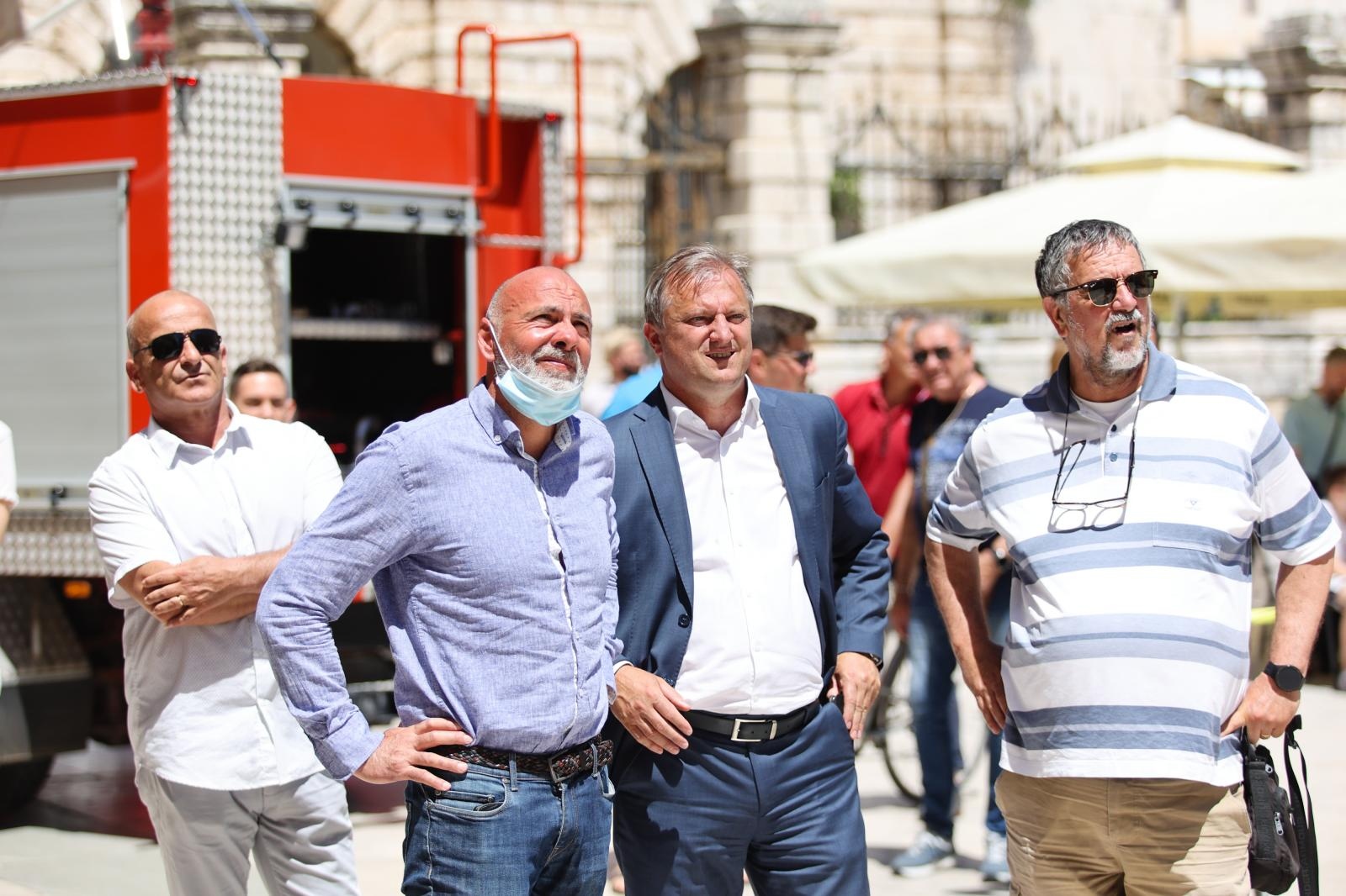 Veliki požar izbio u zgradi na Narodnom trgu Veliki požar izbio u zgradi na Narodnom trgu