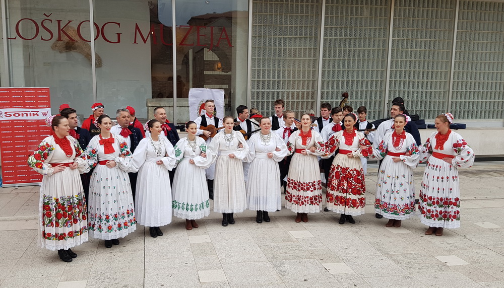 Turopoljsko srce srcu Zadra: Buševačke delicije i folklorni program na Forumu