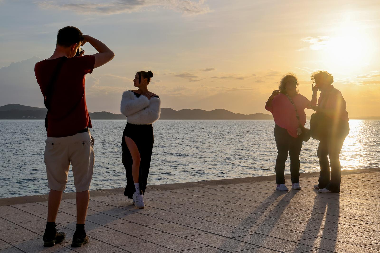Zadar: Turisti uživaju u zalasku sunca