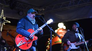 Advent u Zadru: Neno Belan i Fiumensi raspjevali i rasplesali i staro i mlado na Trgu Petra Zoranića Advent u Zadru: Neno Belan i Fiumensi raspjevali i rasplesali i staro i mlado na Trgu Petra Zoranića