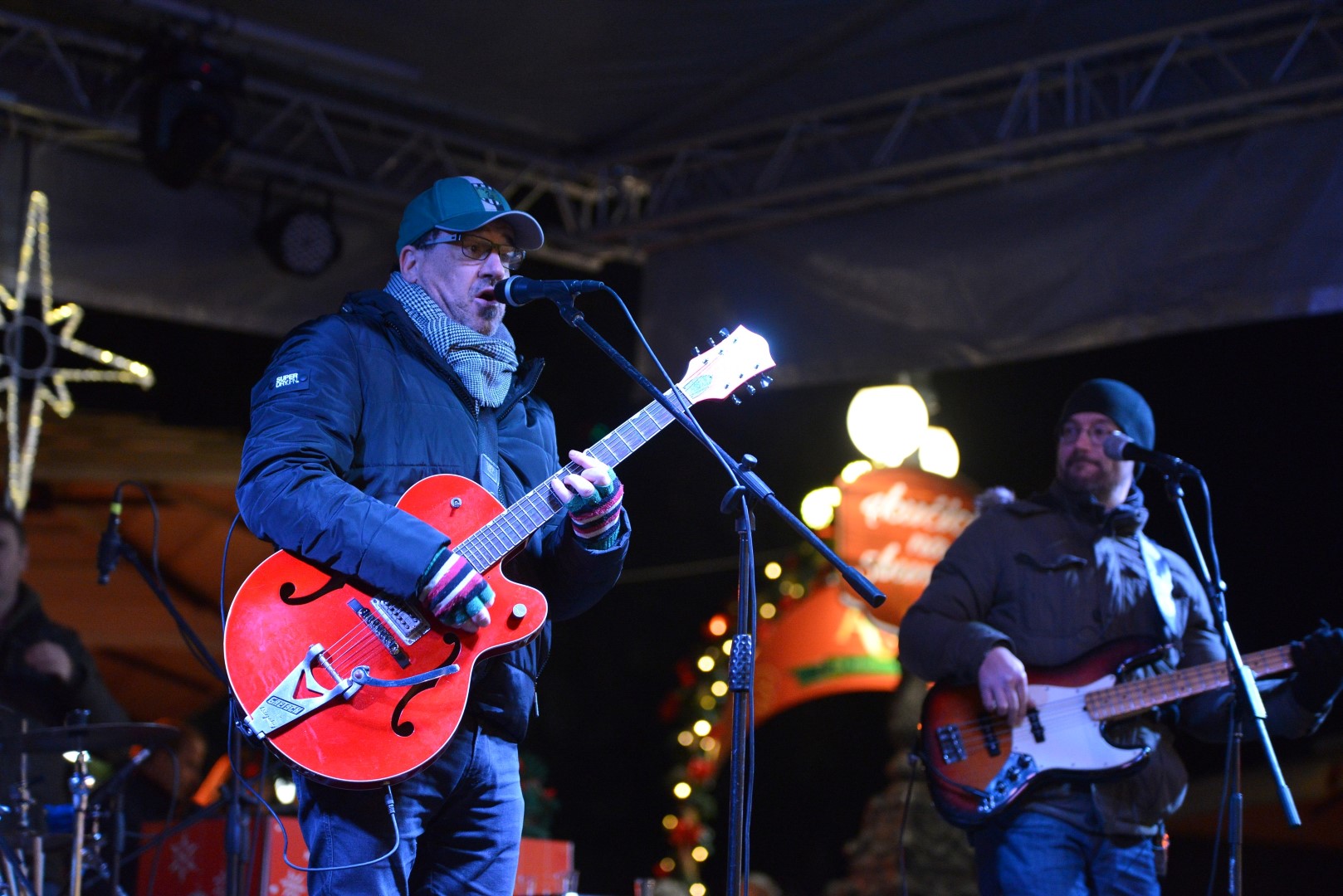 Advent u Zadru: Neno Belan i Fiumensi raspjevali i rasplesali i staro i mlado na Trgu Petra Zoranića Advent u Zadru: Neno Belan i Fiumensi raspjevali i rasplesali i staro i mlado na Trgu Petra Zoranića