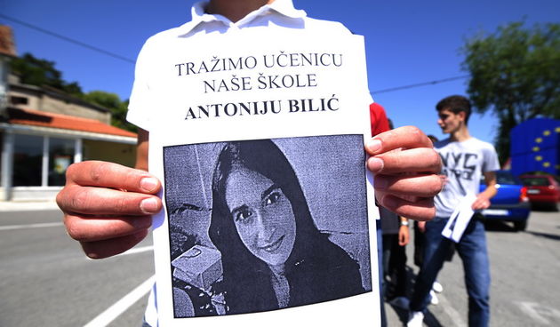 Drnis , 080612.
Mimohodom nade od srednje skole do Cikolskog mosta ucenici i nastavnici skole Ivana Mestrovica porucuju da vjeruju da je ucenica njihove skole Antonija Bilic i dalje ziva, Antonija je nestala prije godinu dana na Cikolskom mostu a osumnjic