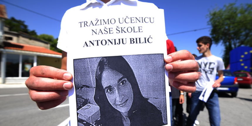 Drnis , 080612.
Mimohodom nade od srednje skole do Cikolskog mosta ucenici i nastavnici skole Ivana Mestrovica porucuju da vjeruju da je ucenica njihove skole Antonija Bilic i dalje ziva, Antonija je nestala prije godinu dana na Cikolskom mostu a osumnjic Drnis , 080612.
Mimohodom nade od srednje skole do Cikolskog mosta ucenici i nastavnici skole Ivana Mestrovica porucuju da vjeruju da je ucenica njihove skole Antonija Bilic i dalje ziva, Antonija je nestala prije godinu dana na Cikolskom mostu a osumnjic