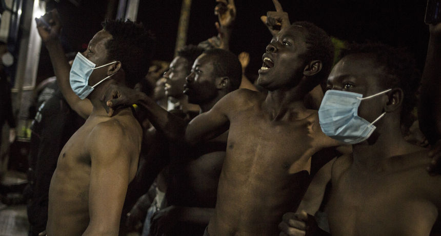 Migranti pokušavaju ući na područuje Ceute a čamci španjolske Civilne garde nastoje ih odvratiti. Migranti pokušavaju ući na područuje Ceute a čamci španjolske Civilne garde nastoje ih odvratiti.