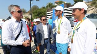 Zlatni olimpijci Fantela i Marenić družili se sa šibenskom djecom povodom dana jedrenja. Photo: Duško Jaramaz/PIXSELL Zlatni olimpijci Fantela i Marenić družili se sa šibenskom djecom povodom dana jedrenja. Photo: Duško Jaramaz/PIXSELL