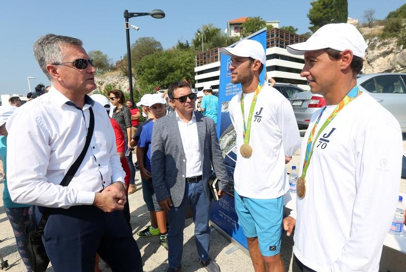 Zlatni olimpijci Fantela i Marenić družili se sa šibenskom djecom povodom dana jedrenja. Photo: Duško Jaramaz/PIXSELL Zlatni olimpijci Fantela i Marenić družili se sa šibenskom djecom povodom dana jedrenja. Photo: Duško Jaramaz/PIXSELL