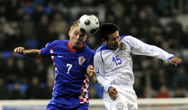 Astana, 141009. Kazhymukan Stadion. Posljednje kolo kvalifikacija za Svjetsko prvenstvo u nogometu u Juznoafrickoj Republici 2010. godine izmedju Kazahstana i Hrvatske. Na slici: Ivan Rakitic i Tanat Nuserbayev. Foto: Drago Sopta  / CROPIX
