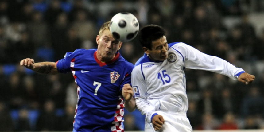 Astana, 141009. Kazhymukan Stadion. Posljednje kolo kvalifikacija za Svjetsko prvenstvo u nogometu u Juznoafrickoj Republici 2010. godine izmedju Kazahstana i Hrvatske. Na slici: Ivan Rakitic i Tanat Nuserbayev. Foto: Drago Sopta  / CROPIX