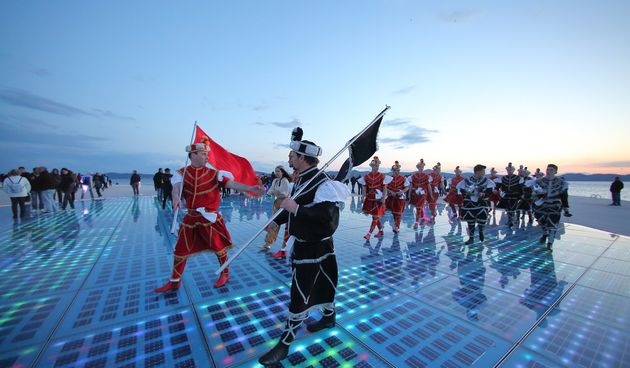 HGD Sv. Cecilija izvelo korčulanski viteški ples “Moreška” na Pozdravu suncu