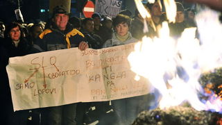 Maribor (Slovenija), 031212.
Prosvjed gradjana Maribora protiv trenutacnog gradonacelnika Franca Kanglera, osumnjicenog za umjesanost u korupciju. Prosvjed je zapoceo okupljanjem nekoliko tisuca ljudi na Trgu Slobode, a zatim se preselio ispred zgrade opc Maribor (Slovenija), 031212.
Prosvjed gradjana Maribora protiv trenutacnog gradonacelnika Franca Kanglera, osumnjicenog za umjesanost u korupciju. Prosvjed je zapoceo okupljanjem nekoliko tisuca ljudi na Trgu Slobode, a zatim se preselio ispred zgrade opc