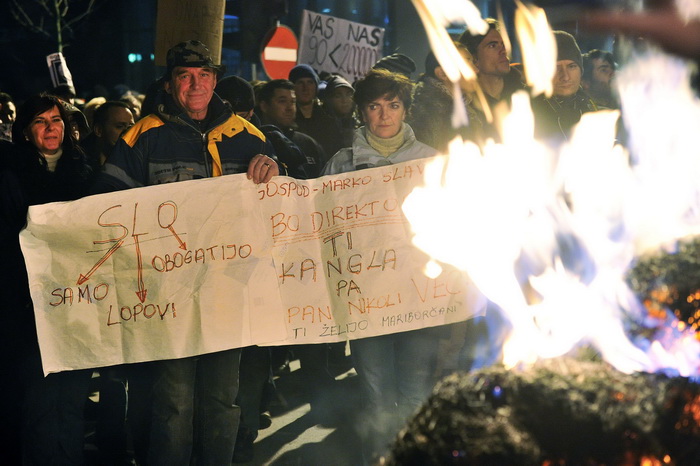 Maribor (Slovenija), 031212.
Prosvjed gradjana Maribora protiv trenutacnog gradonacelnika Franca Kanglera, osumnjicenog za umjesanost u korupciju. Prosvjed je zapoceo okupljanjem nekoliko tisuca ljudi na Trgu Slobode, a zatim se preselio ispred zgrade opc Maribor (Slovenija), 031212.
Prosvjed gradjana Maribora protiv trenutacnog gradonacelnika Franca Kanglera, osumnjicenog za umjesanost u korupciju. Prosvjed je zapoceo okupljanjem nekoliko tisuca ljudi na Trgu Slobode, a zatim se preselio ispred zgrade opc