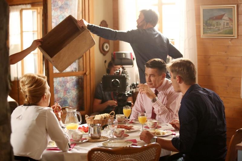 U seriji što će se uskoro početi emitirati igraju Milan Štrljić, Ecija Ojdanić, Marko Knešaurek (gledateljima poznat iz serije “Ruža vjetrova” ), mladi glumci Lujo Kunčević i Petra Kraljev te mnogi drugi