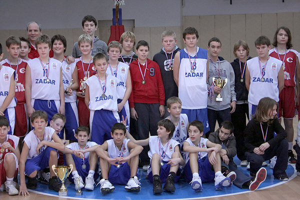Podjela medalja na Božićnom košarkaškom turniru