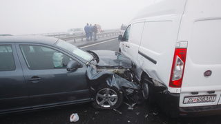 Zagreb, 161111.
Zagrebacka obilaznica, smjer istok, na mostu prije cvora Ivanja Reka, u jutrosnjoj magli oko 7 i 30 sati , sudarilo se dvadesetak automobila, a ozlijedjeno je vise osoba.
Foto: Goran Mehkek / Cropix