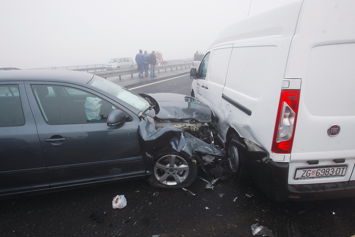 Zagreb, 161111.
Zagrebacka obilaznica, smjer istok, na mostu prije cvora Ivanja Reka, u jutrosnjoj magli oko 7 i 30 sati , sudarilo se dvadesetak automobila, a ozlijedjeno je vise osoba.
Foto: Goran Mehkek / Cropix