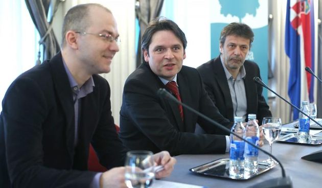 U Novinarskom domu Udruga Lipa odrzala je prvo javno predstavljanje i prezentirala rezultate istrazivanja o ekonomskim stavovima biraca. S lijeva: Dragan Bagic, Velimir Sonje, Davor Huic. Photo: Sanjin Strukic/PIXSELL