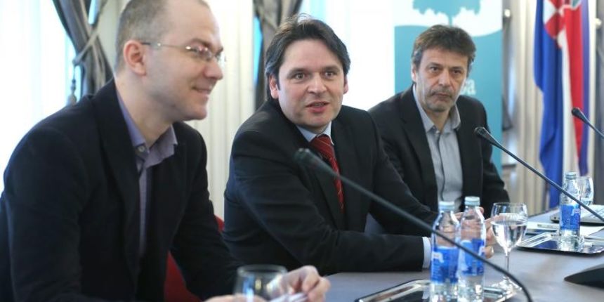 U Novinarskom domu Udruga Lipa odrzala je prvo javno predstavljanje i prezentirala rezultate istrazivanja o ekonomskim stavovima biraca. S lijeva: Dragan Bagic, Velimir Sonje, Davor Huic. Photo: Sanjin Strukic/PIXSELL U Novinarskom domu Udruga Lipa odrzala je prvo javno predstavljanje i prezentirala rezultate istrazivanja o ekonomskim stavovima biraca. S lijeva: Dragan Bagic, Velimir Sonje, Davor Huic. Photo: Sanjin Strukic/PIXSELL