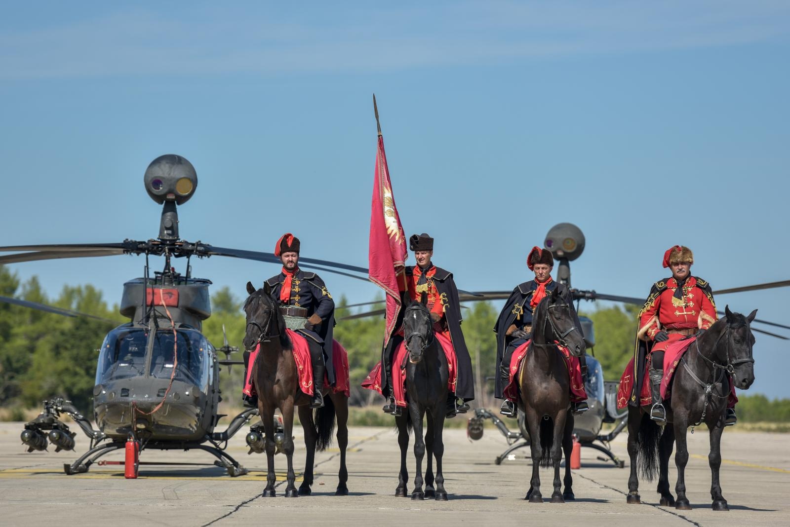 Svečanost povodom završetka obuke pilota na helikopterima OH-58D Kiowa Warrior Svečanost povodom završetka obuke pilota na helikopterima OH-58D Kiowa Warrior