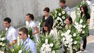 Povljana, 270410.
Vise tisuca Pazana i zitelja Zadarske i Licko – senjske zupanije okupilo se u Povljani na posljednjem ispracaju Martini Skodi (19), Anti Pogorilicu (21) i Marinu Orlicu (24) koji su tragicno izgubili zivot u prometnoj nesreci u nedjelju Povljana, 270410.
Vise tisuca Pazana i zitelja Zadarske i Licko – senjske zupanije okupilo se u Povljani na posljednjem ispracaju Martini Skodi (19), Anti Pogorilicu (21) i Marinu Orlicu (24) koji su tragicno izgubili zivot u prometnoj nesreci u nedjelju