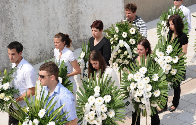 Povljana, 270410.
Vise tisuca Pazana i zitelja Zadarske i Licko – senjske zupanije okupilo se u Povljani na posljednjem ispracaju Martini Skodi (19), Anti Pogorilicu (21) i Marinu Orlicu (24) koji su tragicno izgubili zivot u prometnoj nesreci u nedjelju Povljana, 270410.
Vise tisuca Pazana i zitelja Zadarske i Licko – senjske zupanije okupilo se u Povljani na posljednjem ispracaju Martini Skodi (19), Anti Pogorilicu (21) i Marinu Orlicu (24) koji su tragicno izgubili zivot u prometnoj nesreci u nedjelju