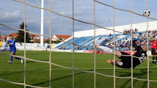 Zadar, 190510.
Nogometni stadion na Stanovima. Nogometna utakmica finala kupa Zadarske zupanije izmedju Zadra i Velebita iz Benkovca. Benkovcani su slavili nakon jedanajsteraca.
Na fotografiji: golman Marko Mihaljevic obranio je penal Jakovu Suracu.
Foto: Zadar, 190510.
Nogometni stadion na Stanovima. Nogometna utakmica finala kupa Zadarske zupanije izmedju Zadra i Velebita iz Benkovca. Benkovcani su slavili nakon jedanajsteraca.
Na fotografiji: golman Marko Mihaljevic obranio je penal Jakovu Suracu.
Foto: